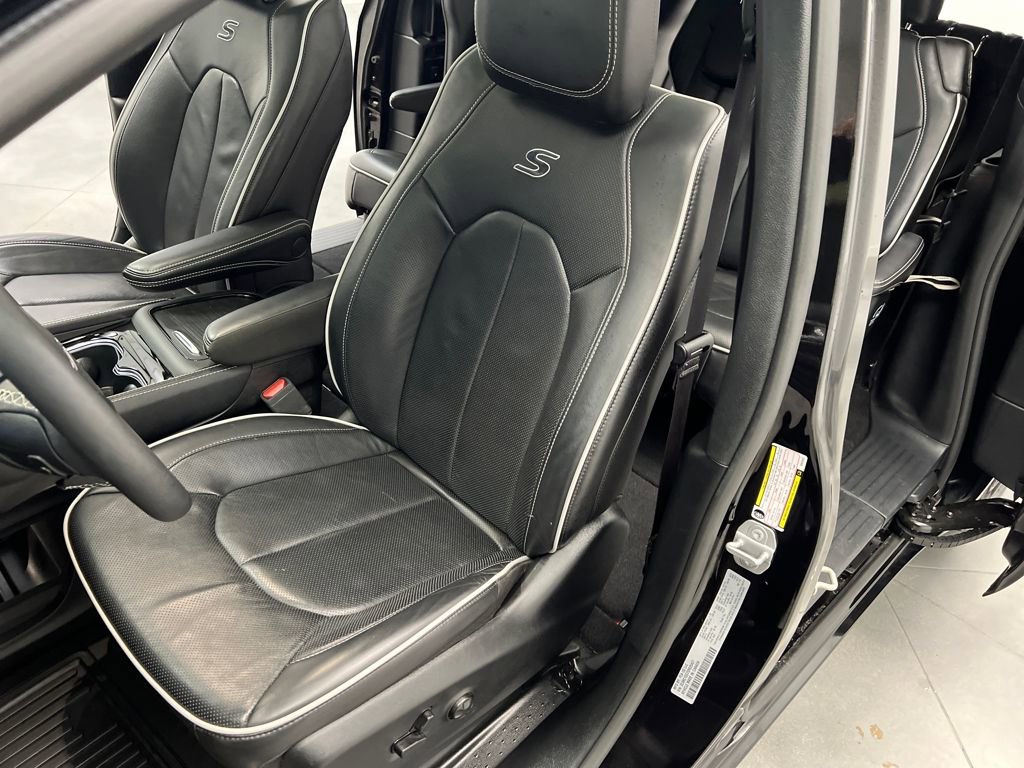 Used 2025 Chrysler Pacifica Limited image 9