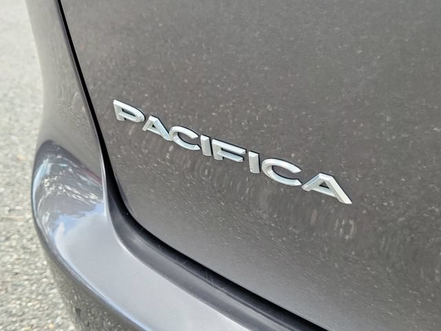 Used 2023 Chrysler Pacifica Touring-L FWD image 7