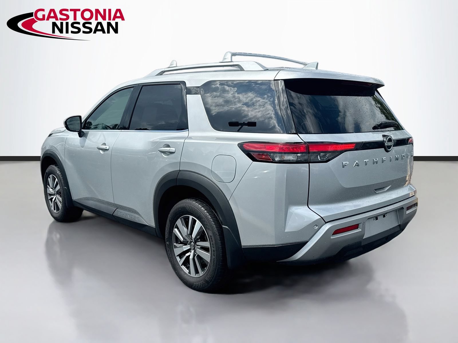 Used 2025 Nissan Pathfinder SL FWD image 6