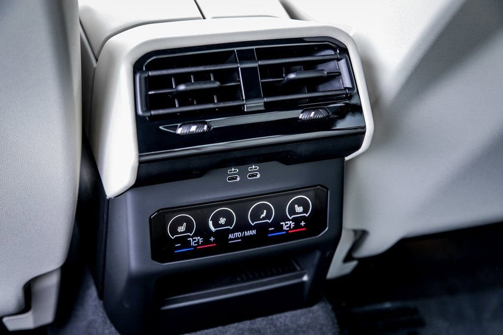 Used 2026 BMW 530i xDrive w/ M Sport Package image 23