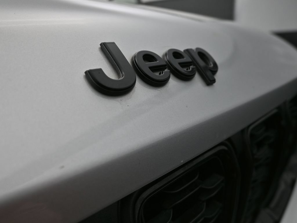 Used 2024 Jeep Grand Cherokee Altitude AWD/4WD image 37