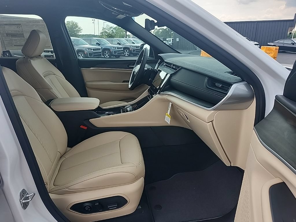 New 2026 Jeep Grand Cherokee Limited w/ Luxury Tech Group II RWD image 36