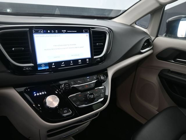 Used 2024 Chrysler Pacifica Touring-L image 22