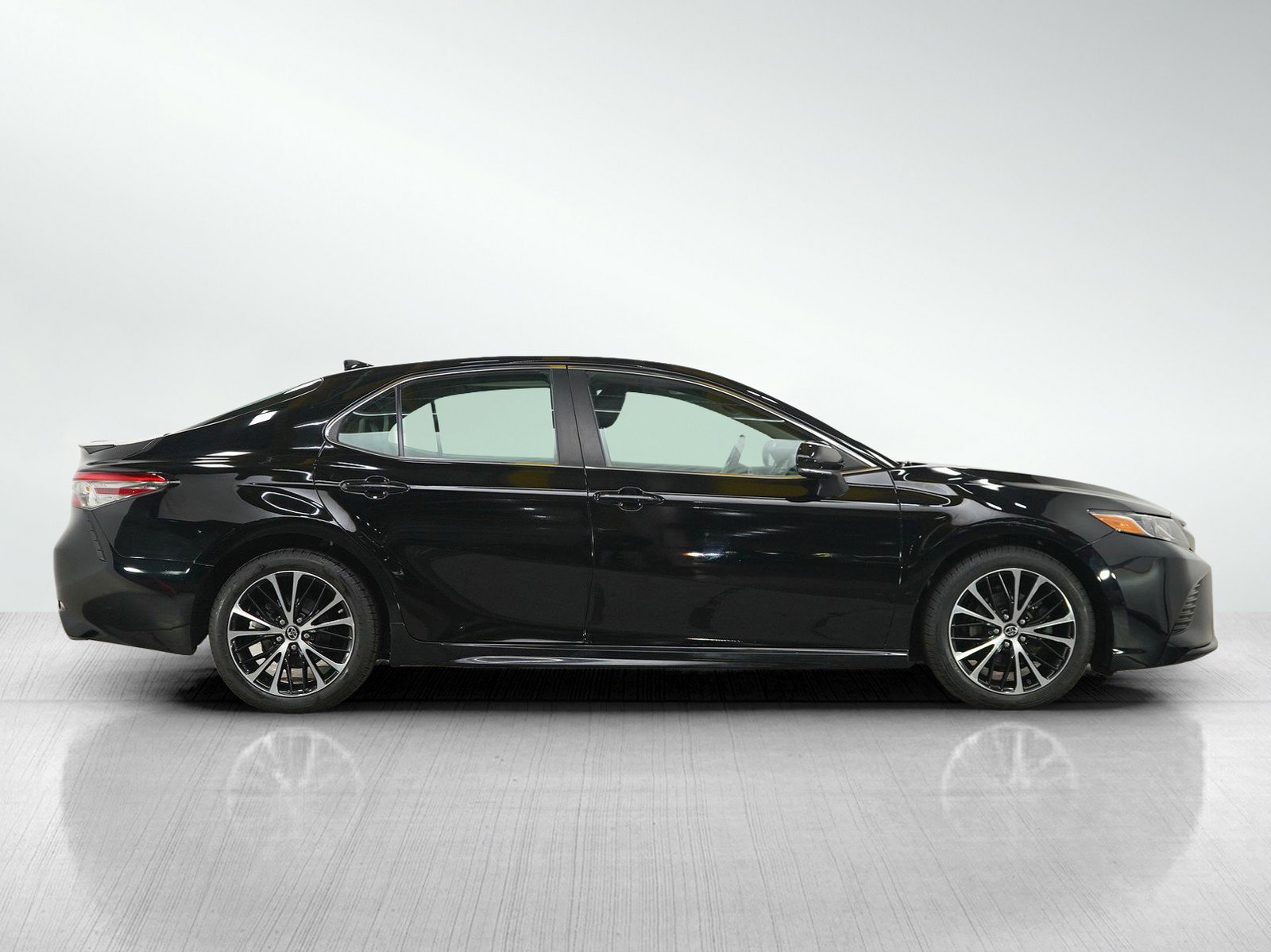 Used 2019 Toyota Camry SE w/ Convenience Package FWD image 6