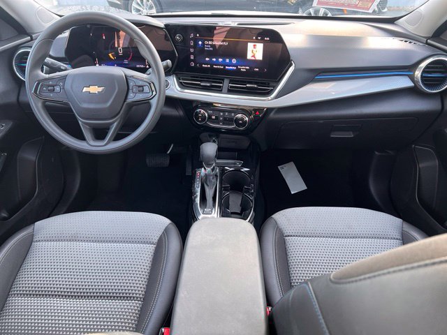 Used 2025 Chevrolet Trax LT FWD image 11