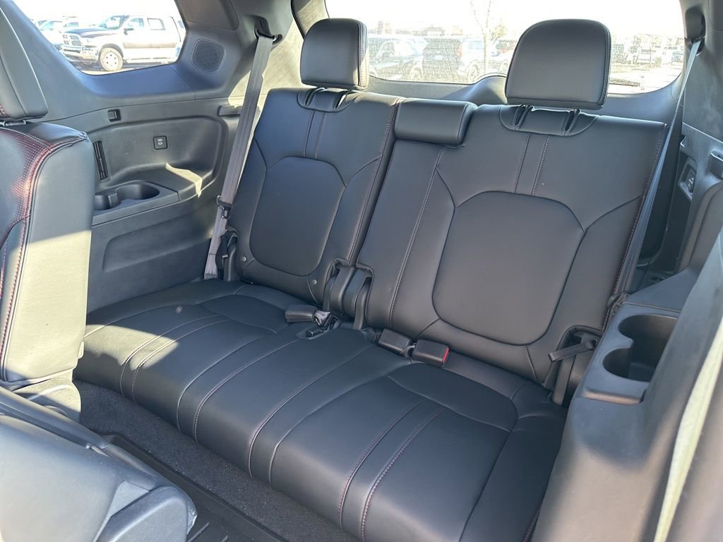 Used 2025 Honda Pilot Black Edition image 16