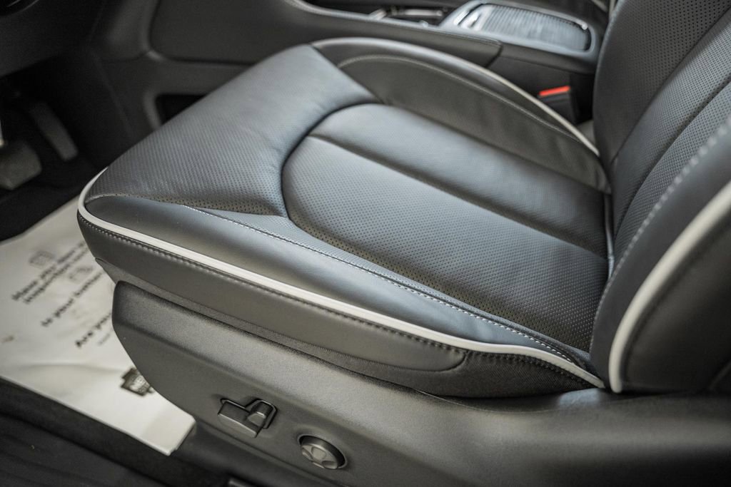 New 2026 Chrysler Pacifica Limited w/ Uconnect Theater Family Group image 35