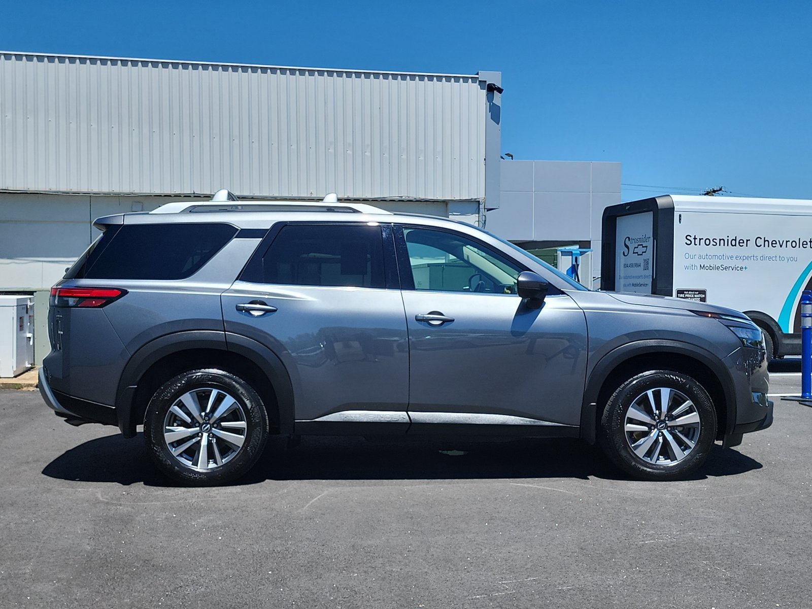 Used 2025 Nissan Pathfinder SL AWD/4WD image 6