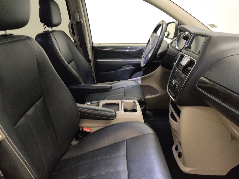Used 2016 Chrysler Town & Country Touring FWD image 21