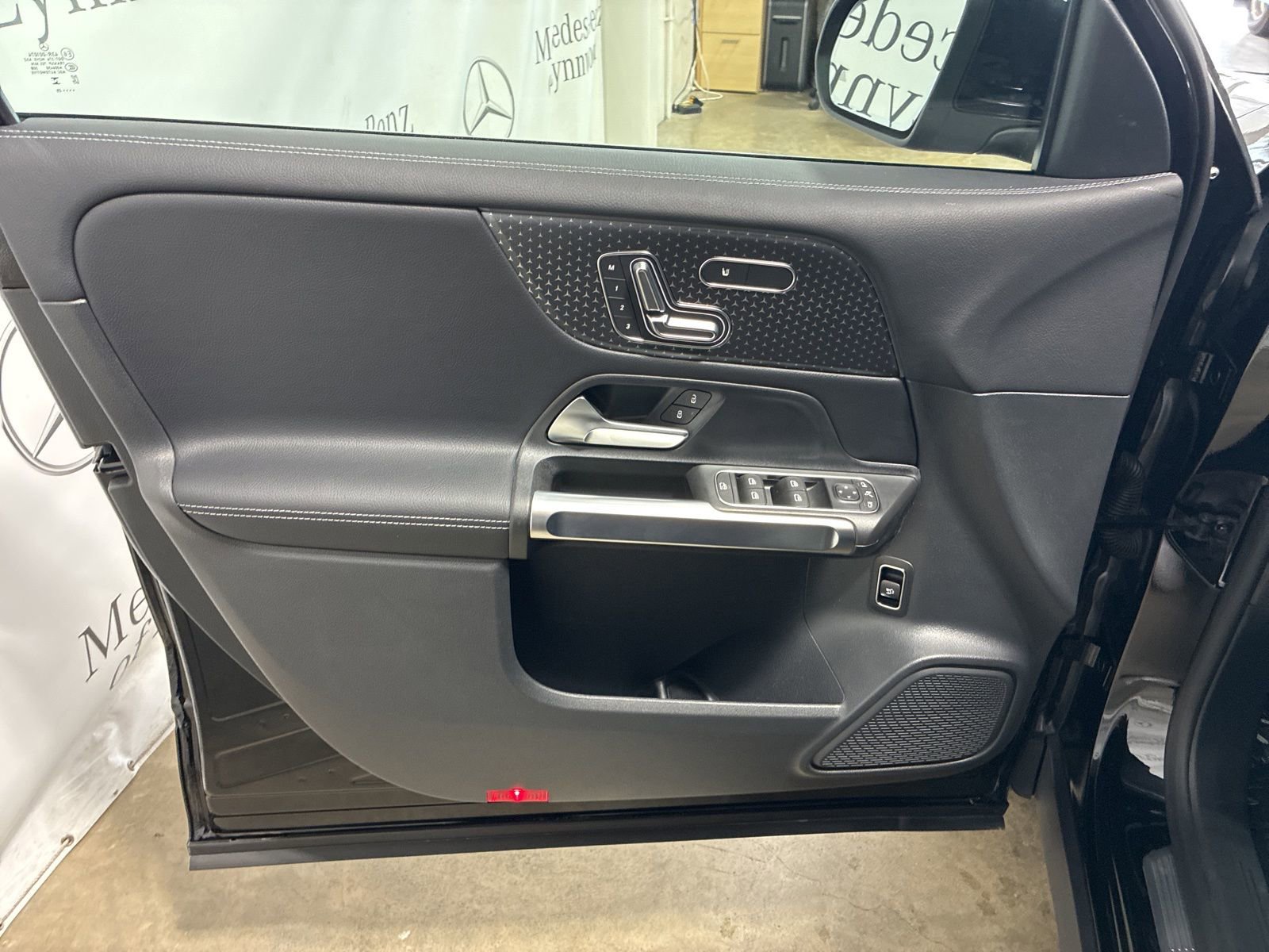 New 2025 Mercedes-Benz GLB 250 4MATIC image 8