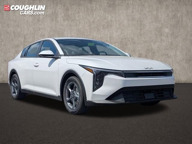 New 2025 Kia K4 LXS image 1