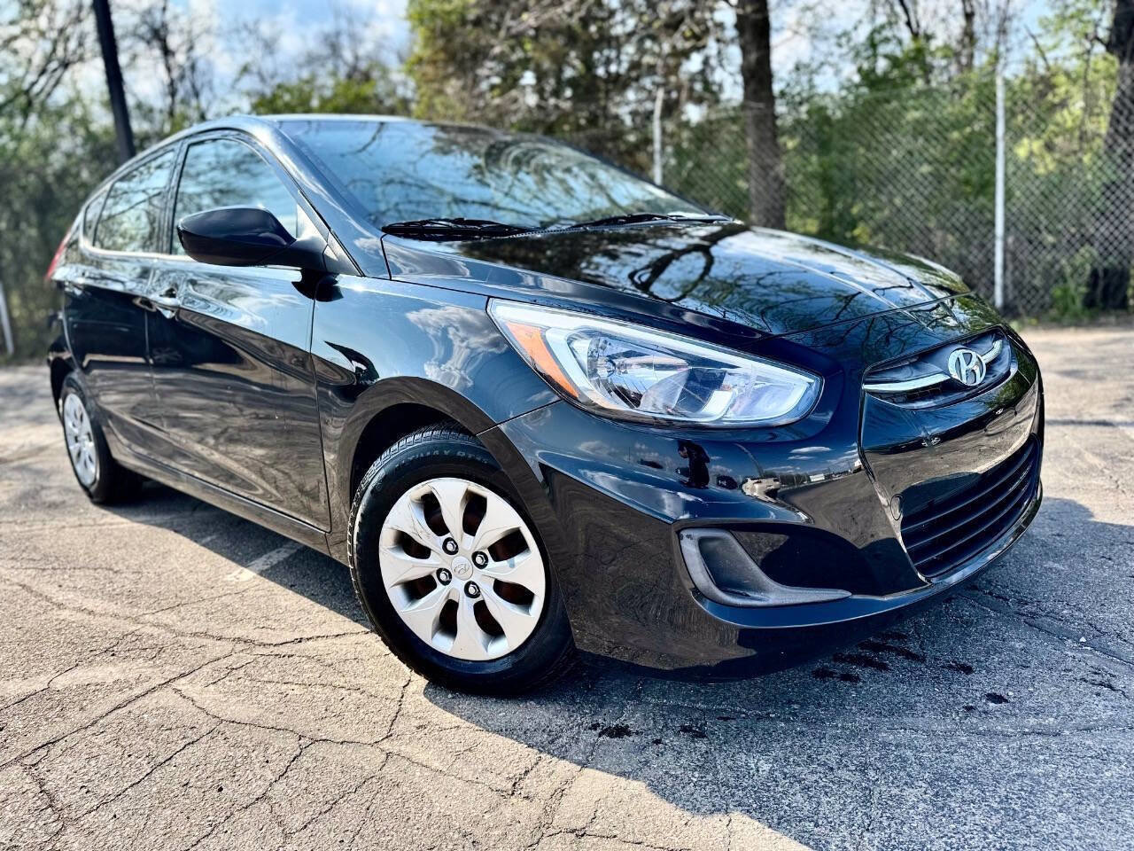 Used 2017 Hyundai Accent SE image 1