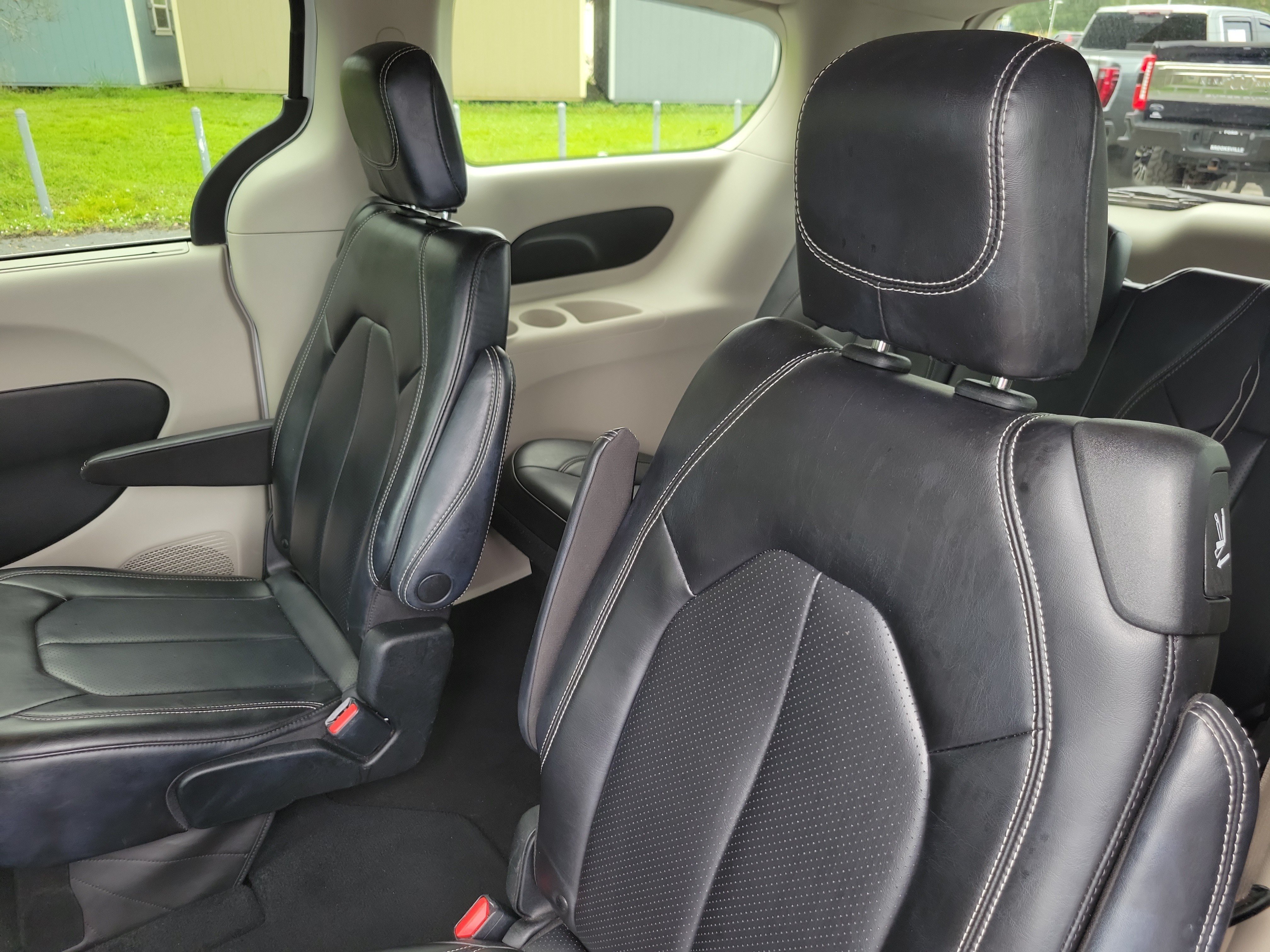 Used 2023 Chrysler Pacifica Touring-L FWD image 19