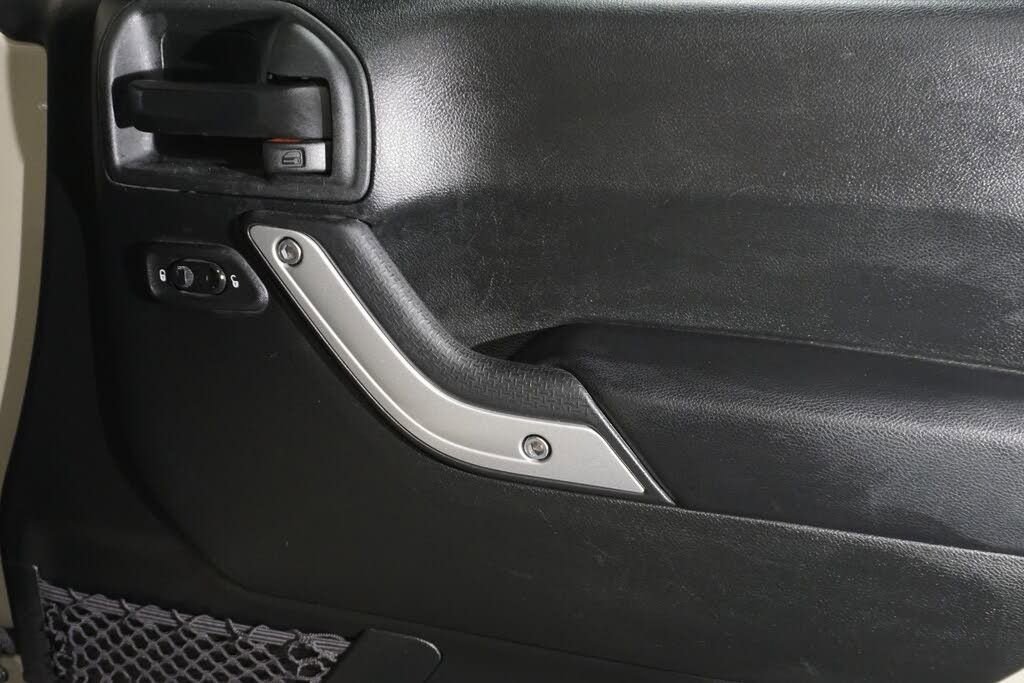 Used 2018 Jeep Wrangler Unlimited Rubicon w/ Connectivity Group image 20