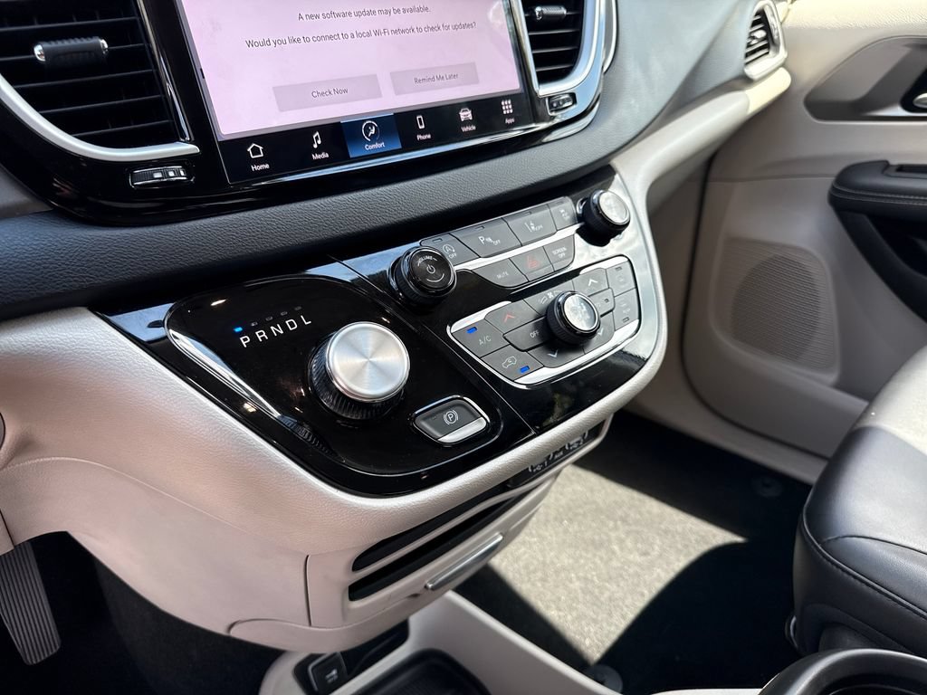 Used 2024 Chrysler Pacifica Touring-L FWD image 28