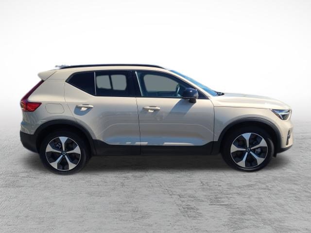 Used 2025 Volvo XC40 B5 Plus w/ Climate Package AWD/4WD image 4