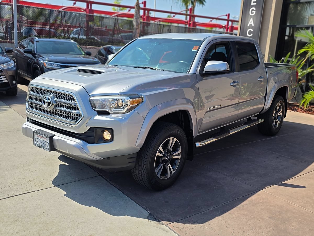 Used 2017 Toyota Tacoma TRD Sport w/ Tow Package (A/T) AWD/4WD image 5