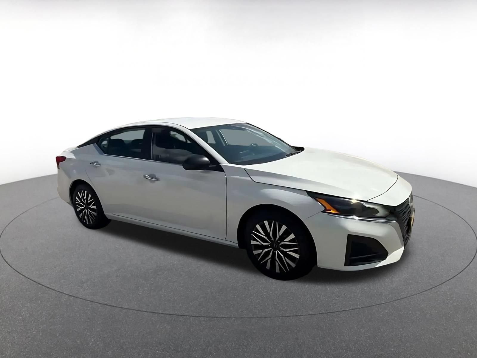 Used 2025 Nissan Altima 2.5 SV FWD image 2