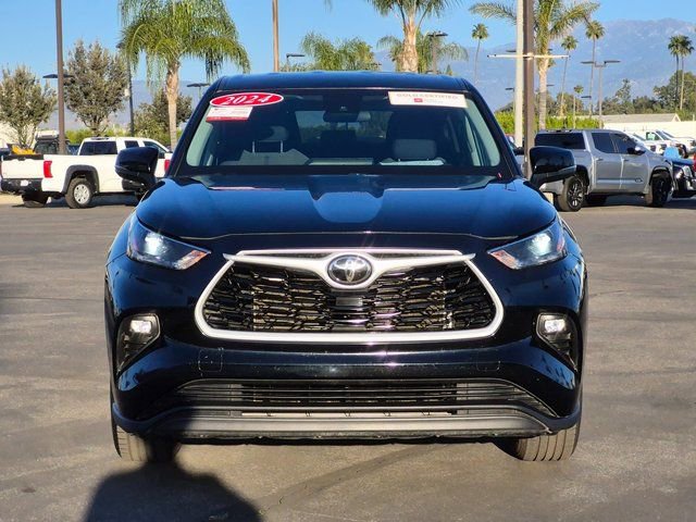 Used 2024 Toyota Highlander LE image 2