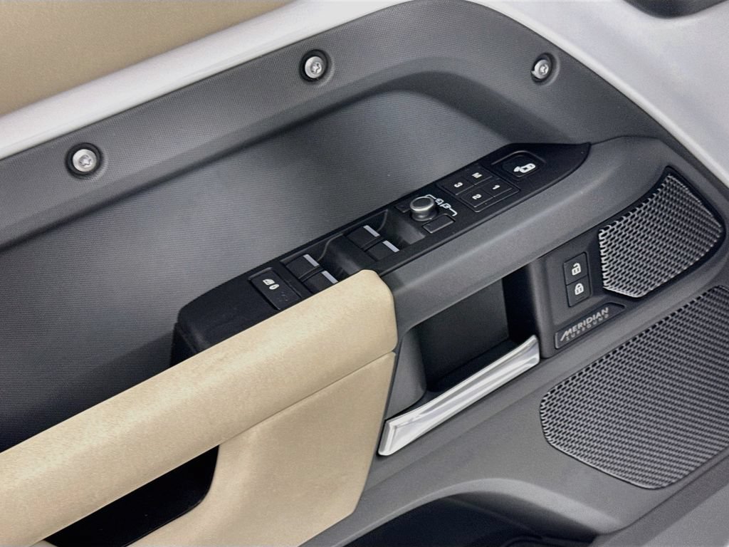 Used 2022 Land Rover Defender 110 X-Dynamic SE AWD/4WD image 23