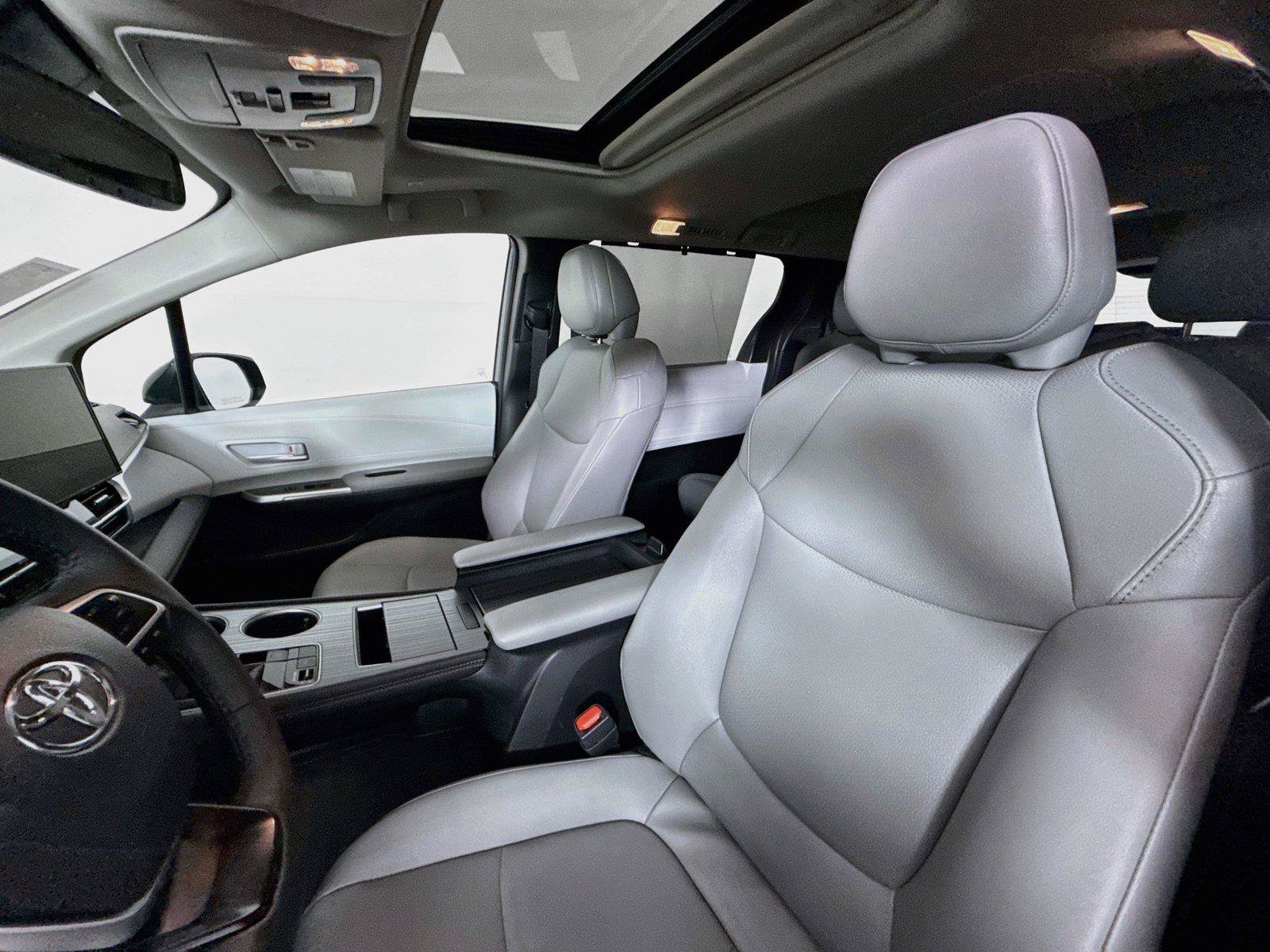 Certified 2026 Toyota Sienna XLE FWD image 3