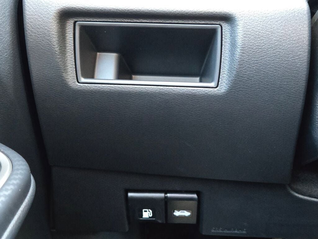 Used 2025 Nissan Versa SR w/ Trunk Package image 23