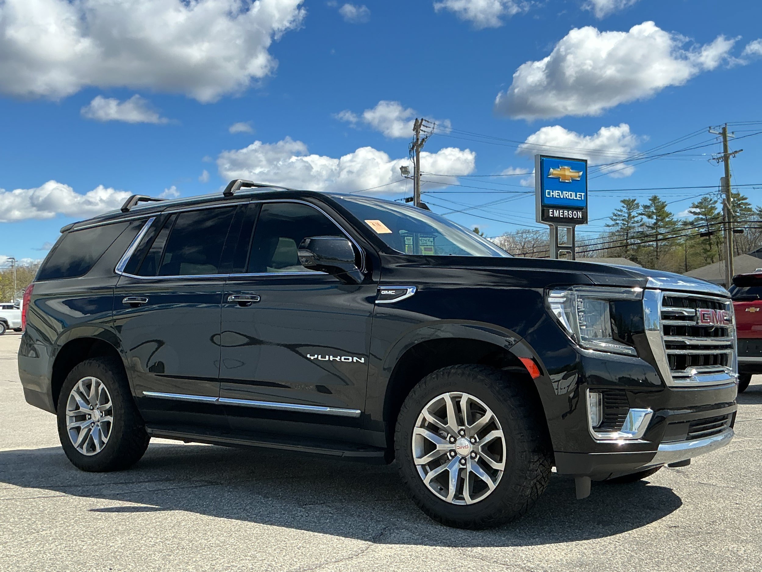 Certified 2022 GMC Yukon SLT w/ SLT Premium Package AWD/4WD image 2
