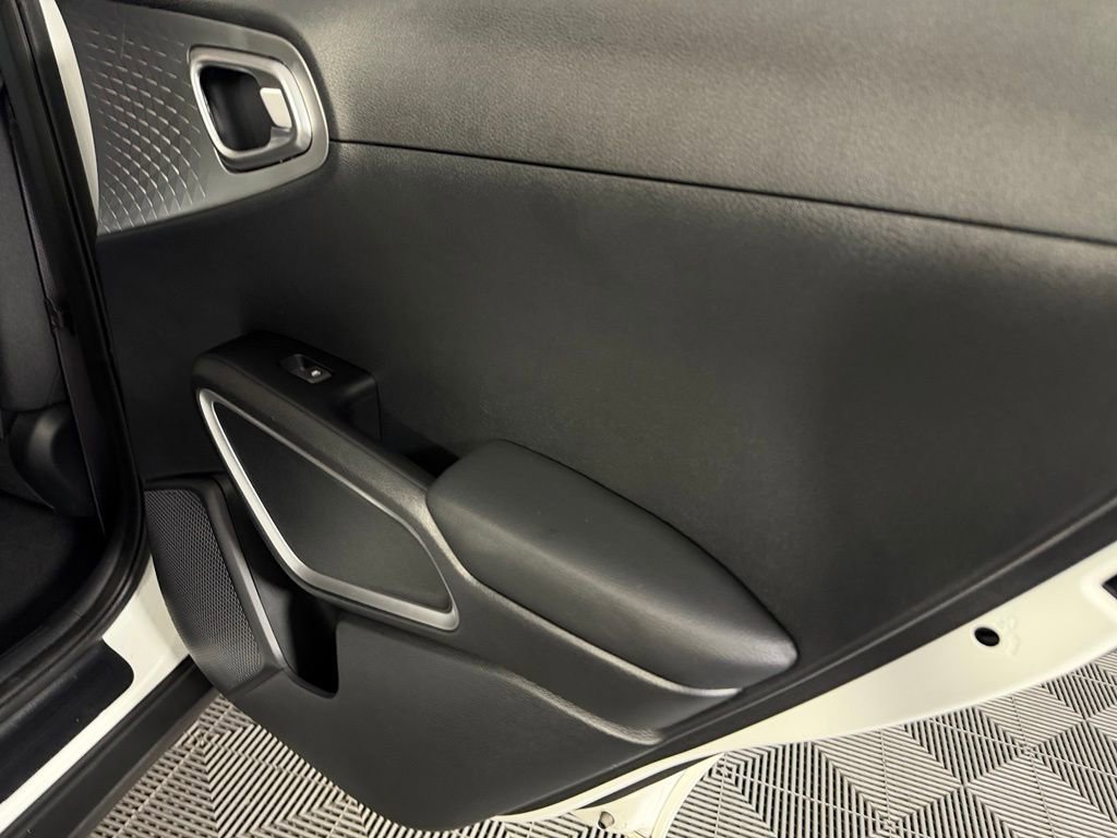 Used 2025 Kia Soul LX w/ LX Technology Package FWD image 29