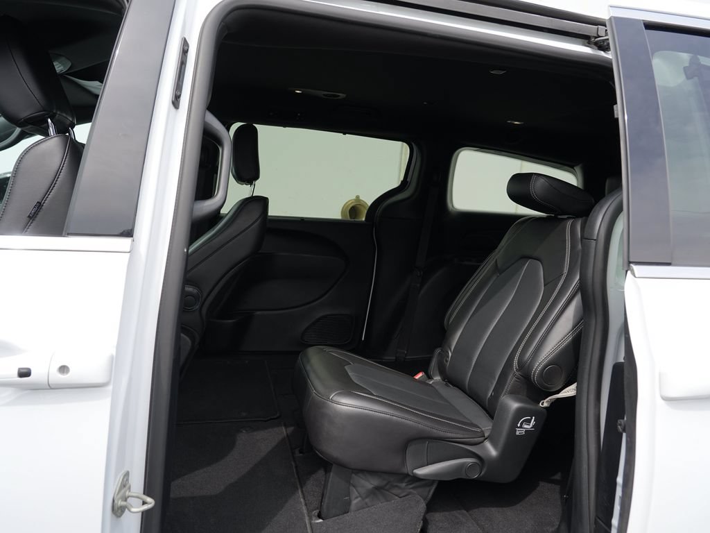Used 2025 Chrysler Pacifica Select FWD image 18