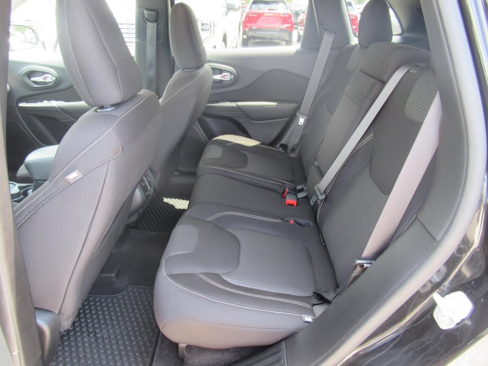 Used 2015 Jeep Cherokee Latitude w/ Cold Weather Group AWD/4WD image 33