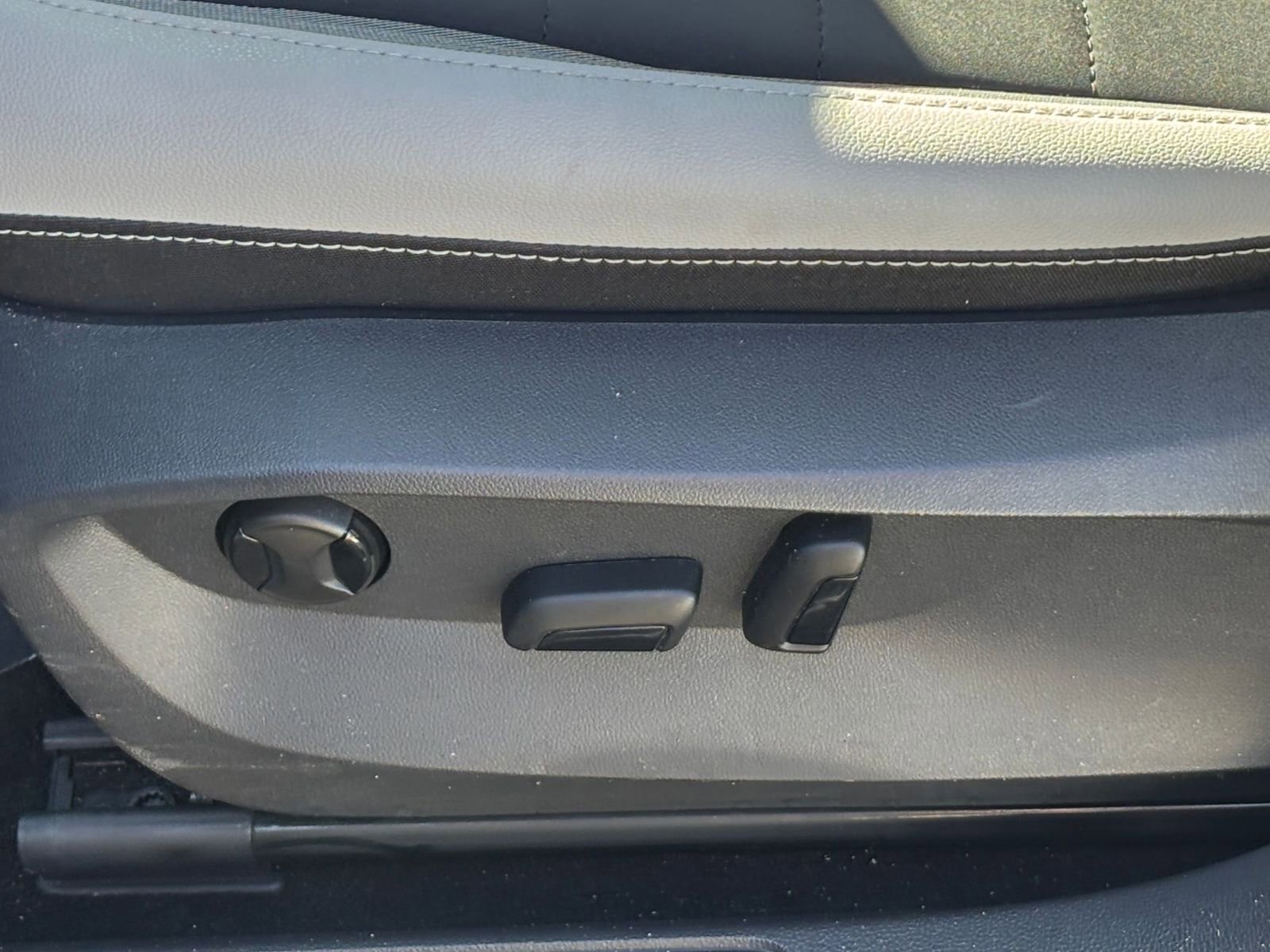 Used 2025 Volkswagen Taos SE image 23