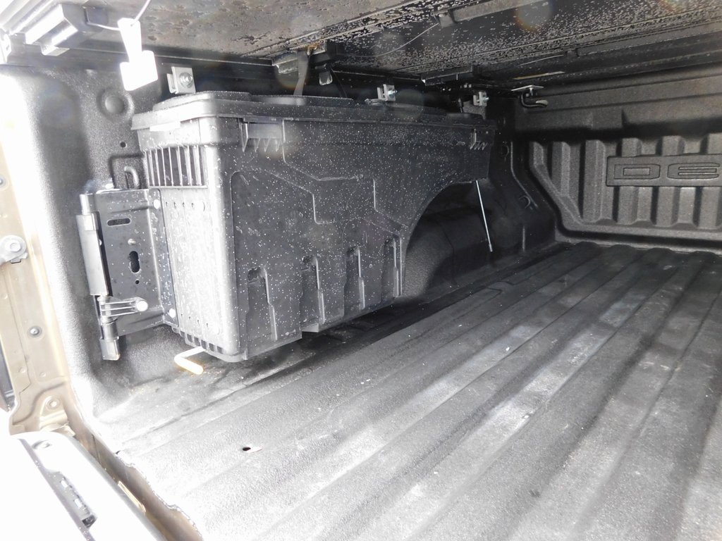 Used 2024 GMC Canyon Denali image 9