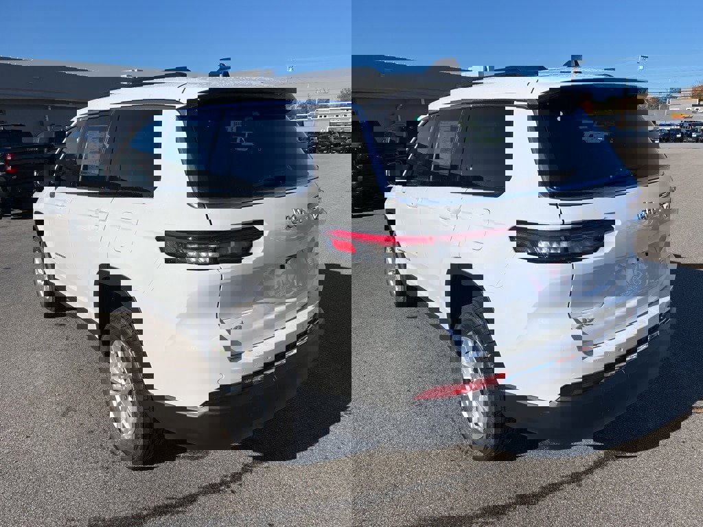 New 2025 Jeep Grand Cherokee L Laredo image 5