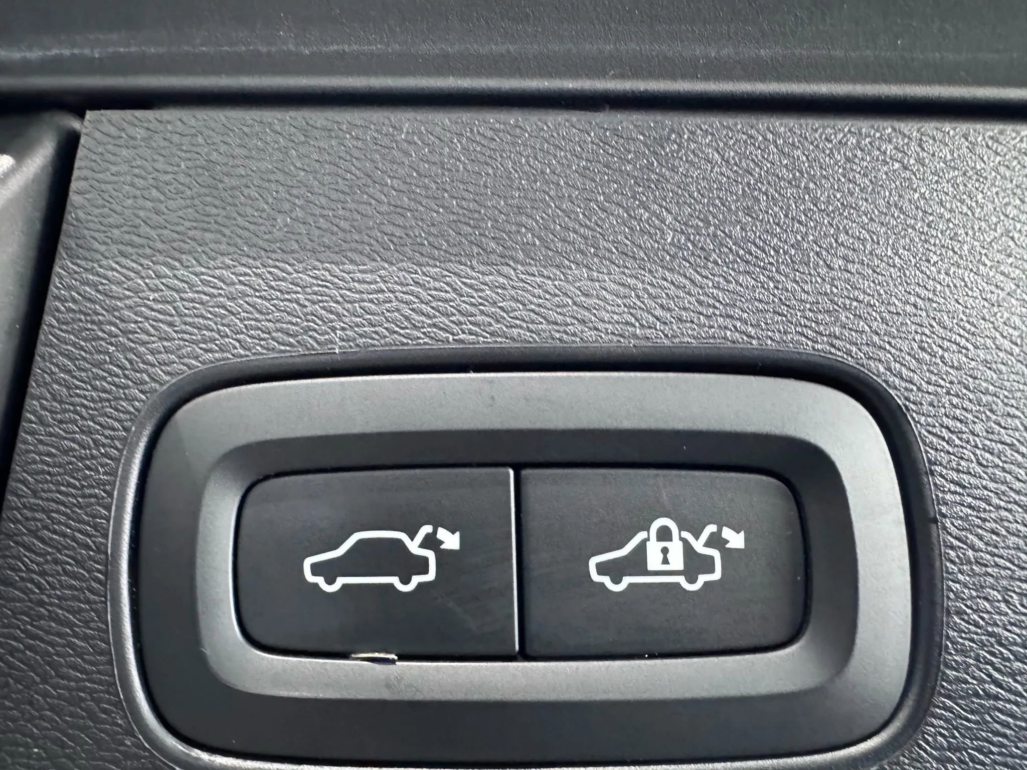 Used 2019 Volvo XC60 T5 R-Design w/ Protection Package Premier image 41