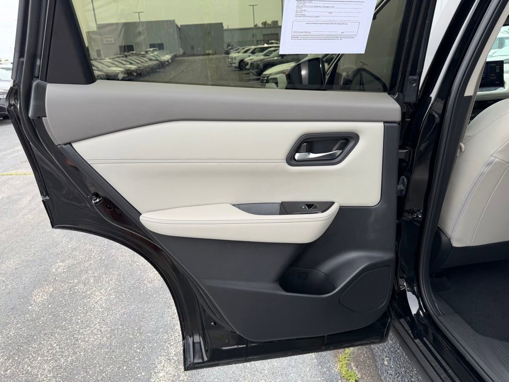 Used 2025 Nissan Rogue SL FWD image 16