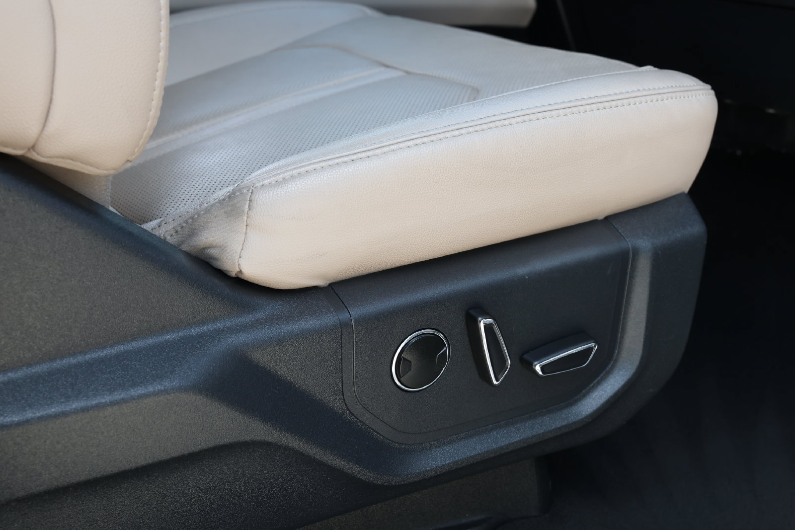 Used 2024 Ford Expedition Limited RWD image 32