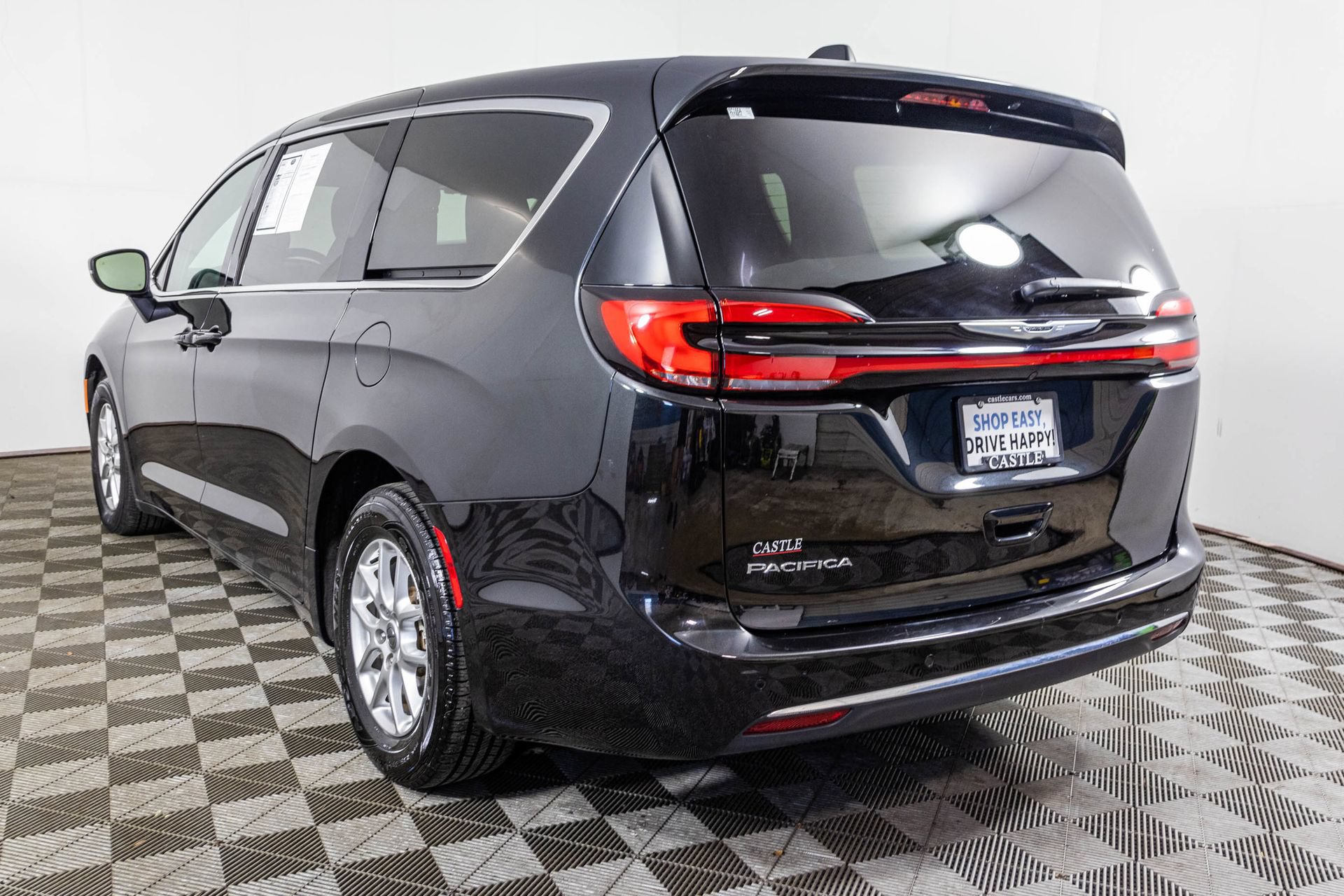 Used 2023 Chrysler Pacifica Touring FWD image 17