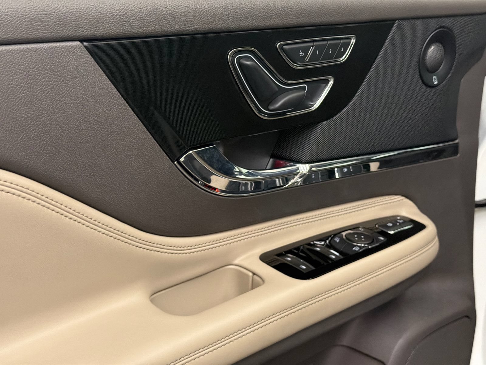 Used 2021 Lincoln Corsair Reserve AWD/4WD image 21