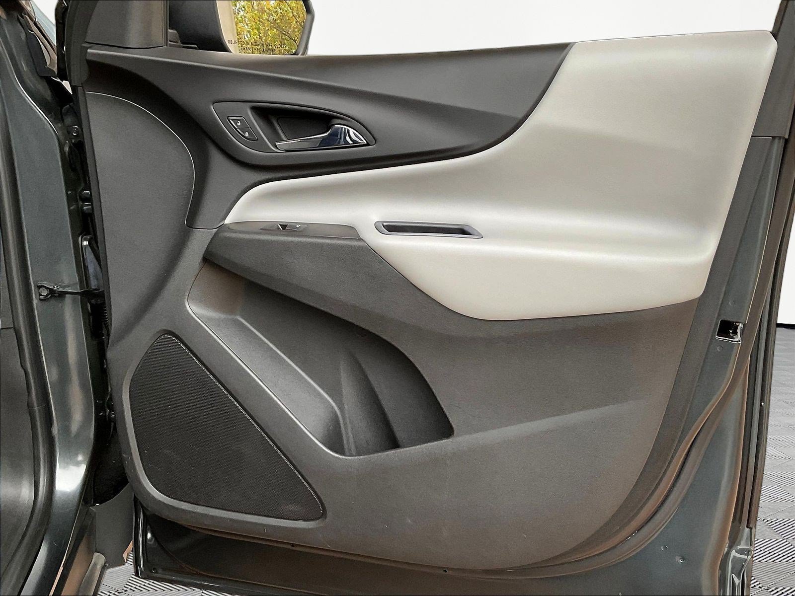 Used 2021 Chevrolet Equinox LS w/ LPO, Blackout Package FWD image 27