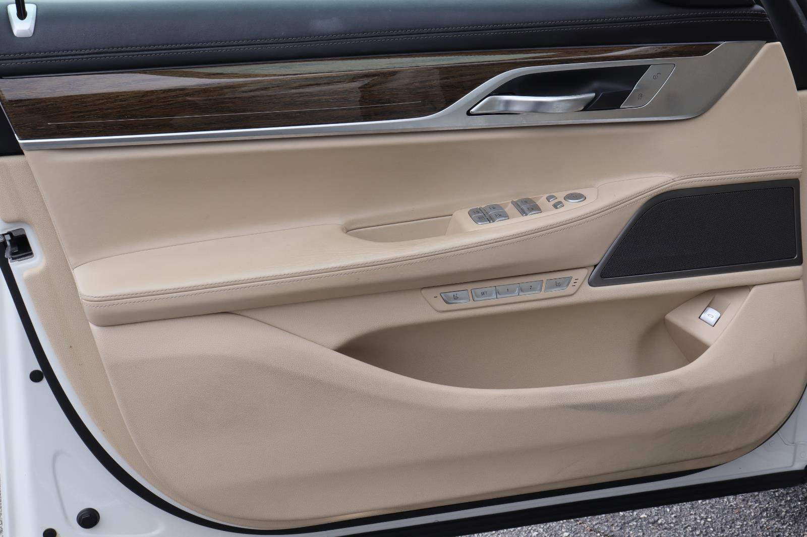 Used 2016 BMW 750i image 9