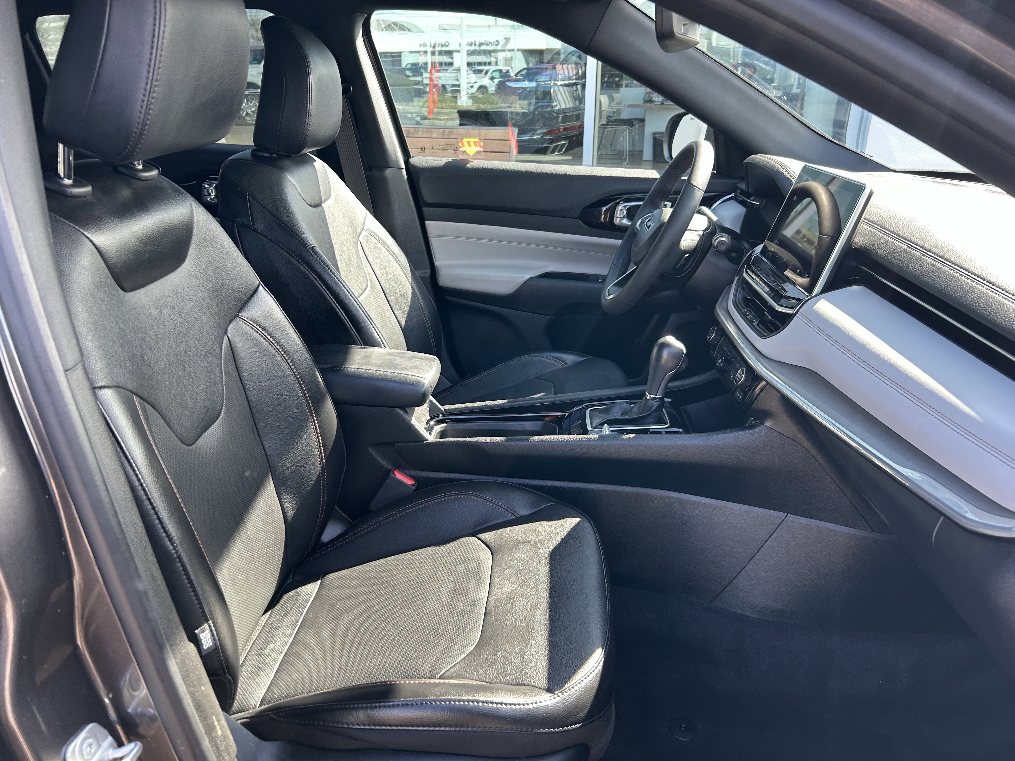 Used 2023 Jeep Compass Limited image 25