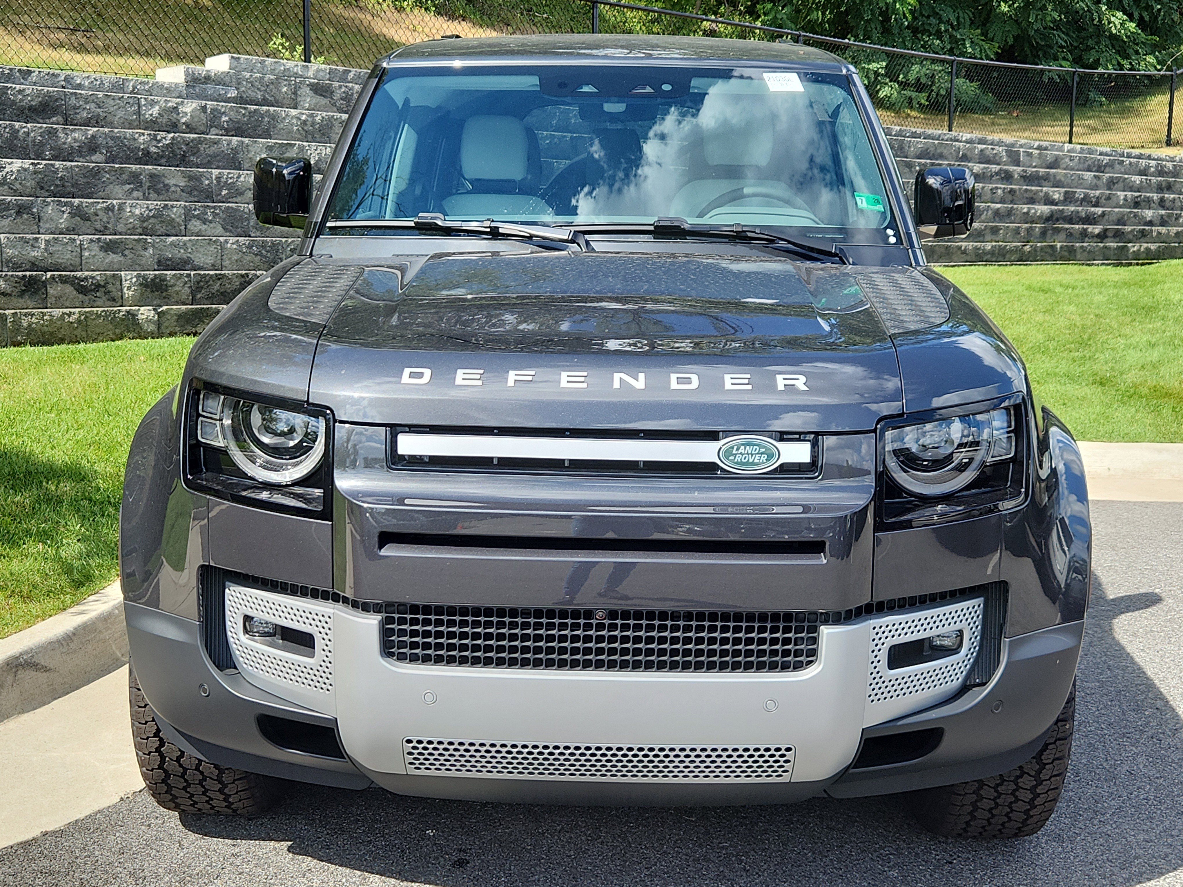 Used 2025 Land Rover Defender 130 S image 8