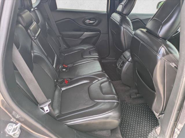 Used 2019 Jeep Cherokee Latitude Plus w/ Cold Weather Group AWD/4WD image 18