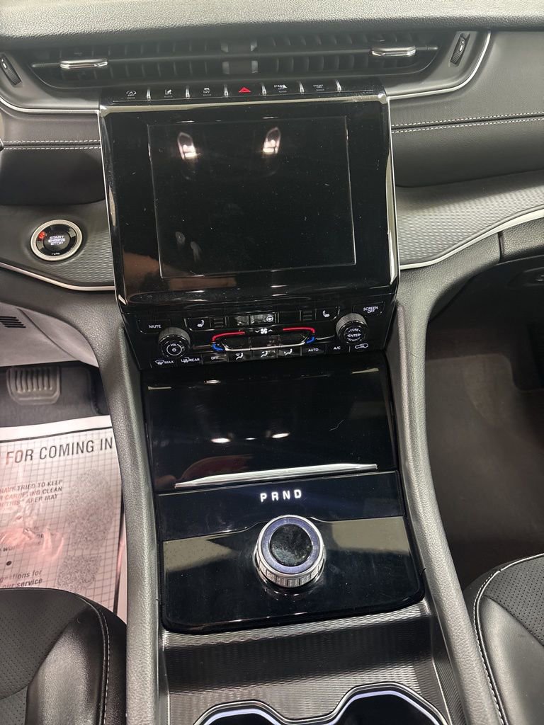 Used 2024 Jeep Grand Cherokee Altitude image 12