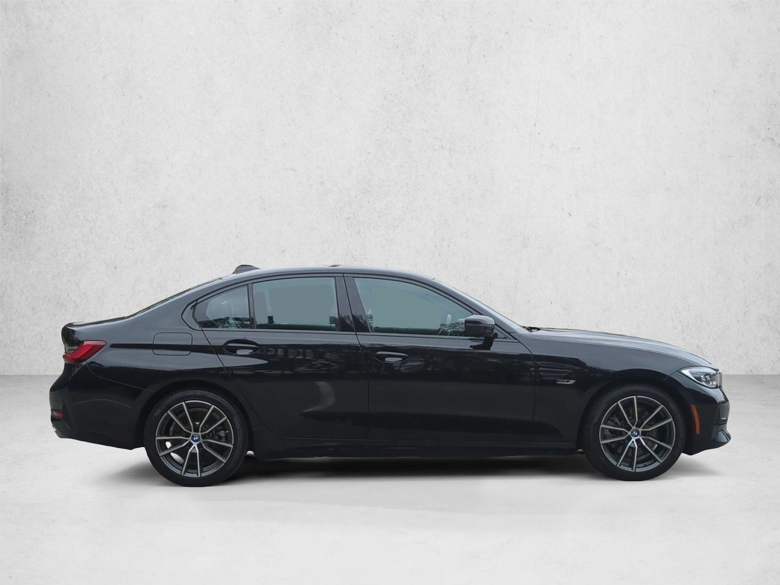 Used 2022 BMW 330e xDrive w/ Premium Package AWD/4WD image 4