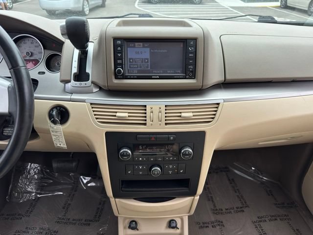 Used 2010 Volkswagen Routan SEL FWD image 2