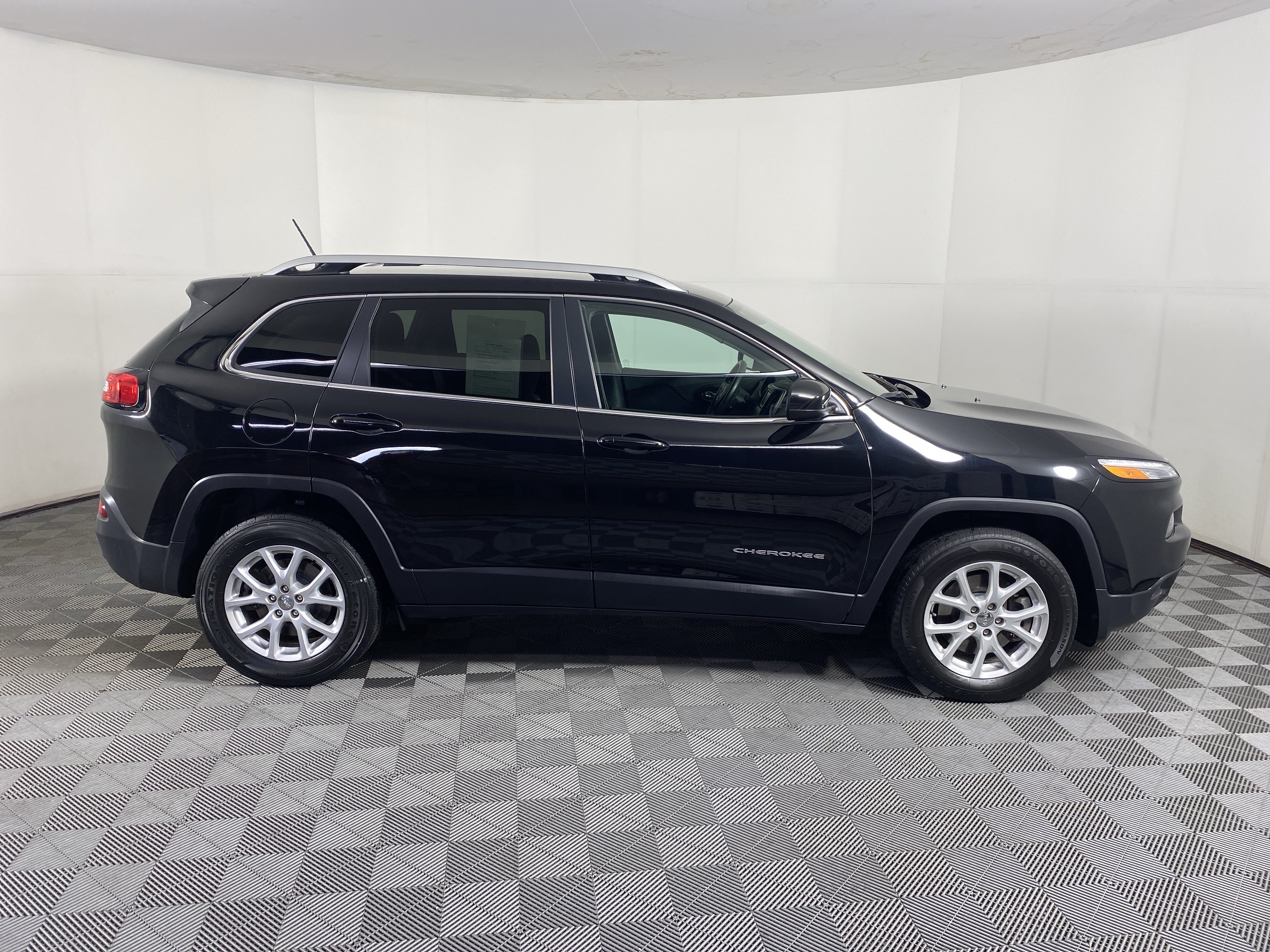 Used 2018 Jeep Cherokee Latitude w/ Safety Group AWD/4WD image 5