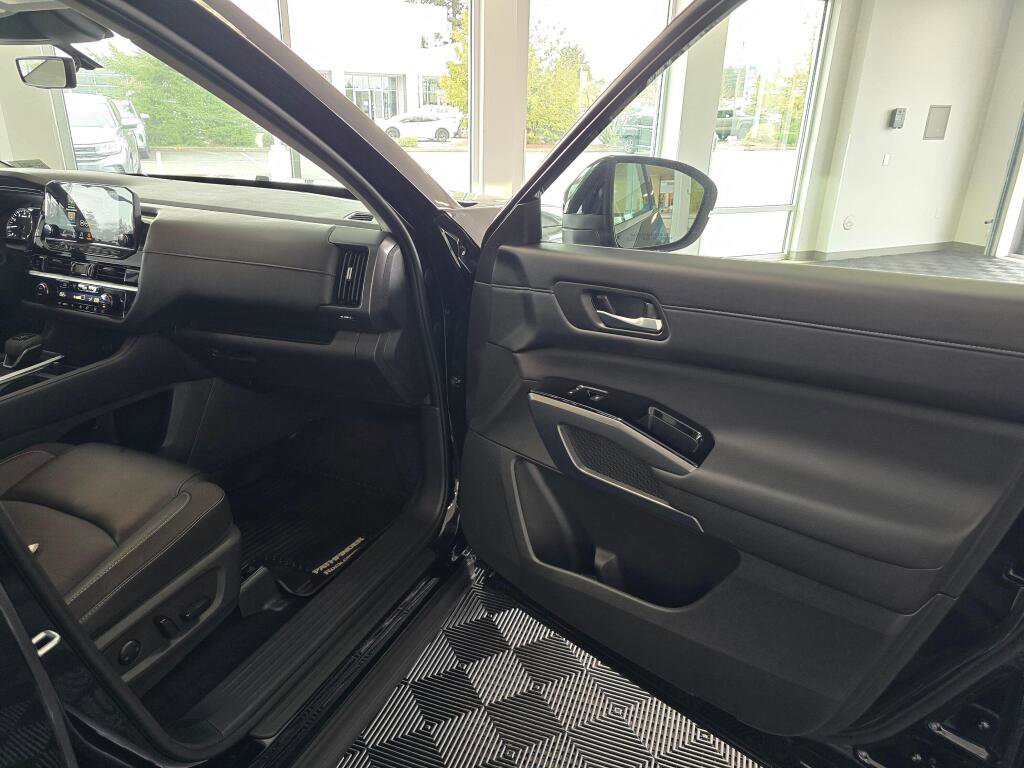 Used 2025 Nissan Pathfinder SL image 43
