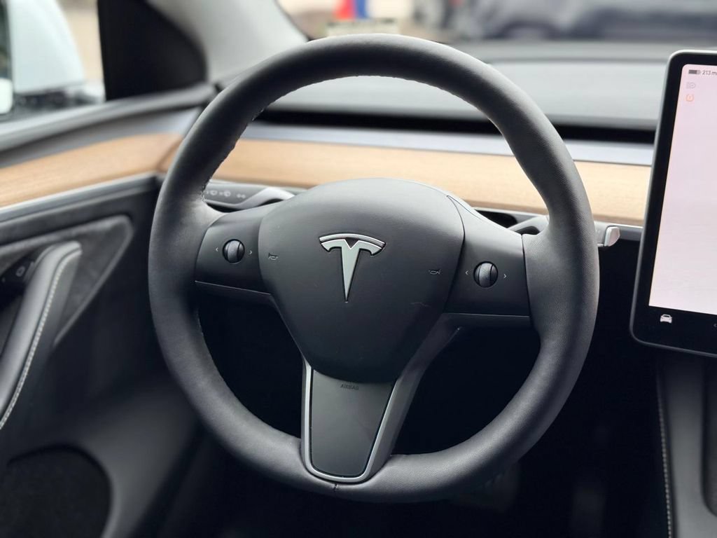 Used 2024 Tesla Model Y Long Range AWD/4WD image 25