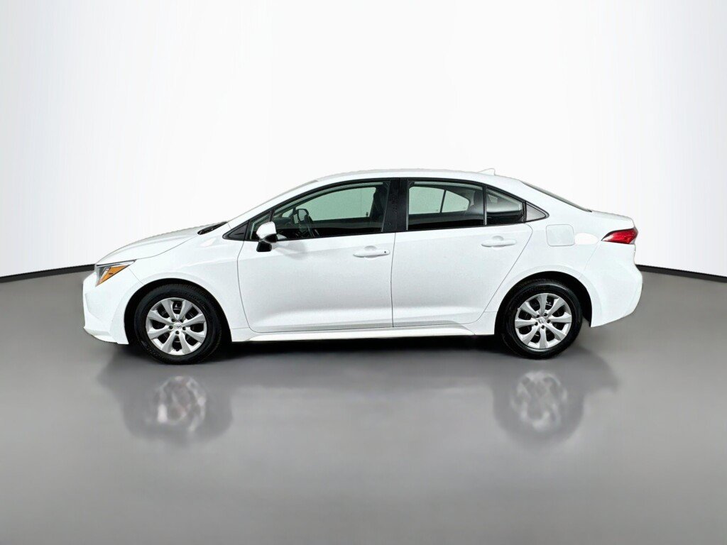 Used 2025 Toyota Corolla LE FWD image 2